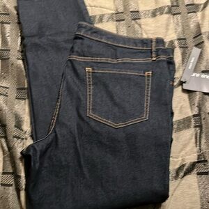 Dark skinny jeans with brow stitching